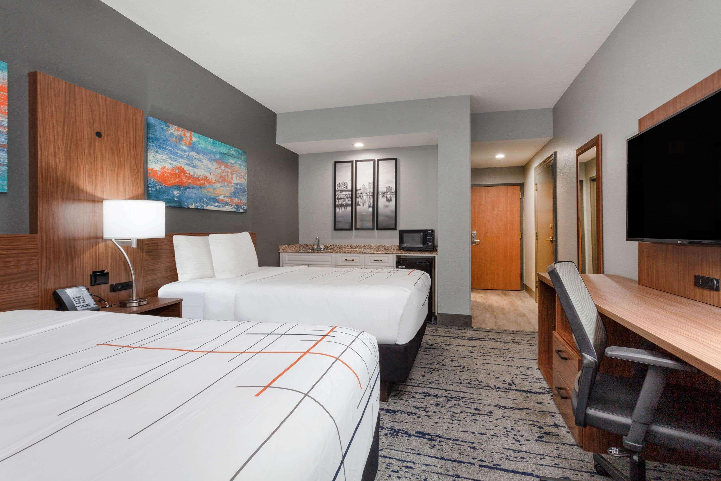 La Quinta By Wyndham Northeast *newly Renovated Hotel San Petersburgo