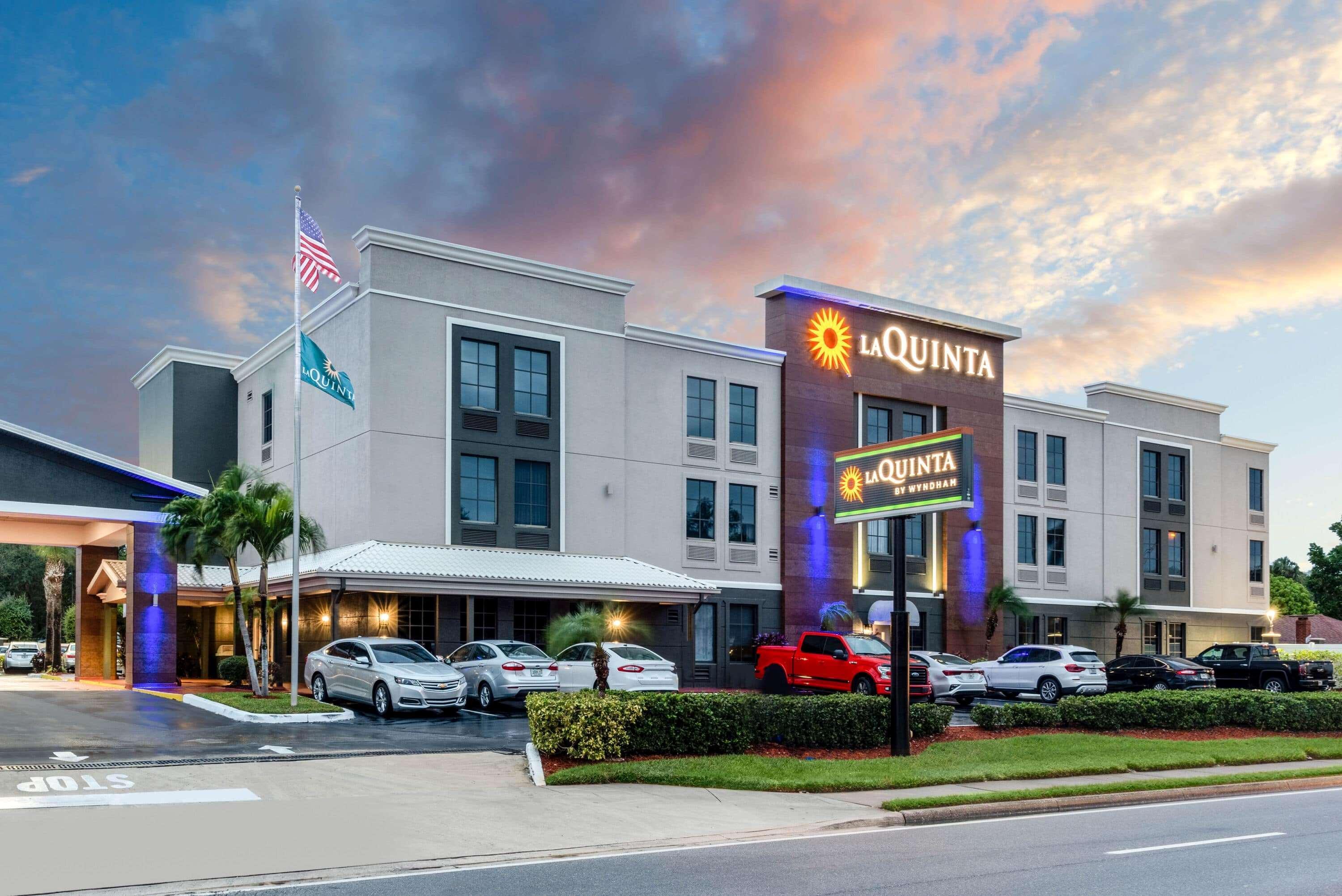 La Quinta By Wyndham Northeast *newly Renovated Hotel San Petersburgo