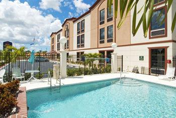 La Quinta By Wyndham Northeast *newly Renovated Hotel San Petersburgo